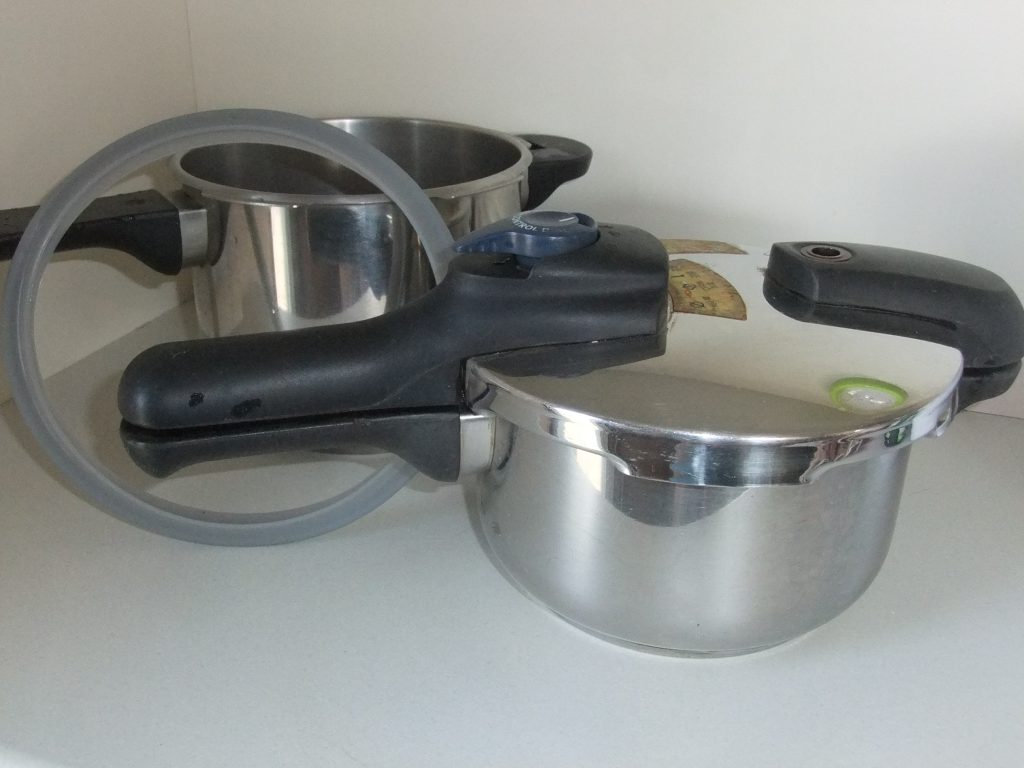 2サイズの圧力鍋の写真

