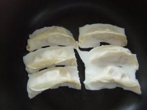 焼く前の冷凍餃子の写真