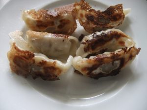焼き目が付いた餃子の写真