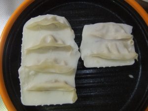 調理する前の冷凍餃子の写真