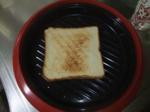 焼き目が付いた食パンの写真
