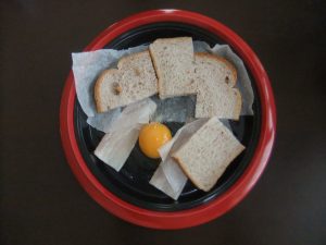 プレートに食パンと卵をのせている写真