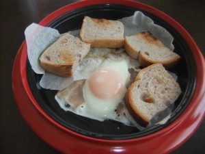 プレートに焼いた食パンと目玉焼きをのせた写真