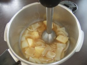 鍋の中でブレンダーをかけている写真