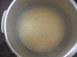 鍋の中の野菜がつぶれて滑らかになっている写真