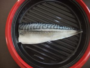 プレートに生の魚がのっている写真
