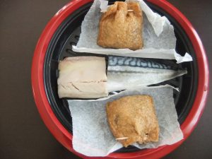 プレートに魚と油揚げがのっている写真