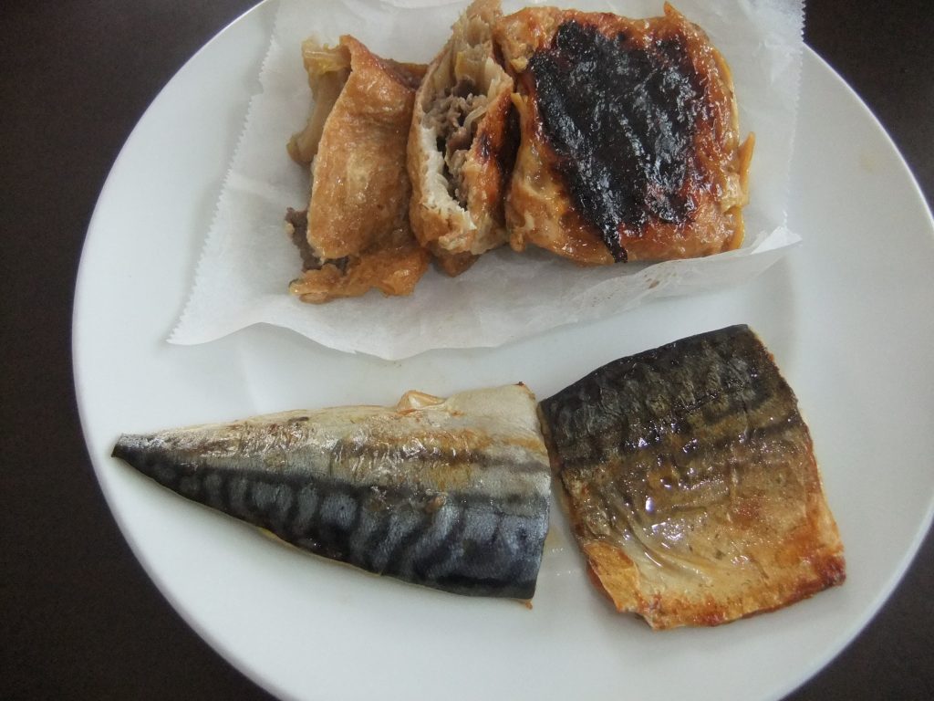 お皿に焼き魚と焦げたあげがのっている写真