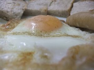 お皿にパンと目玉焼きがのっています。