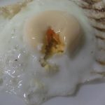 硬めに焼けた目玉焼きの写真