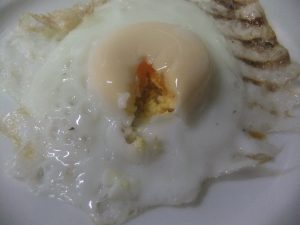 硬めに焼けた目玉焼きの写真