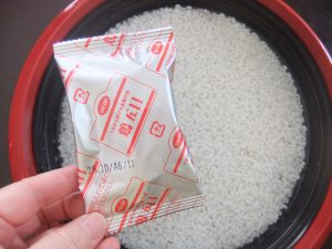 プレートに研いだ米が入っている写真