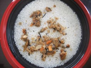 プレートに研いだ米が入った写真