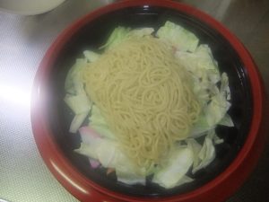 プレートに焼きそばの具材がのっている写真。