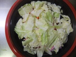 プレートに刻んだ刻んだキャベツがのっている写真