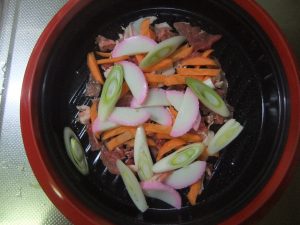 プレートに豚肉などの具材が入った写真