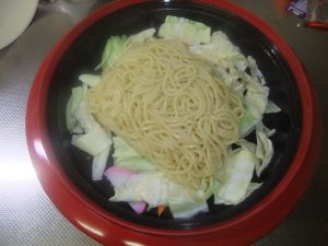 プレーとに焼きそばの具材がのった写真