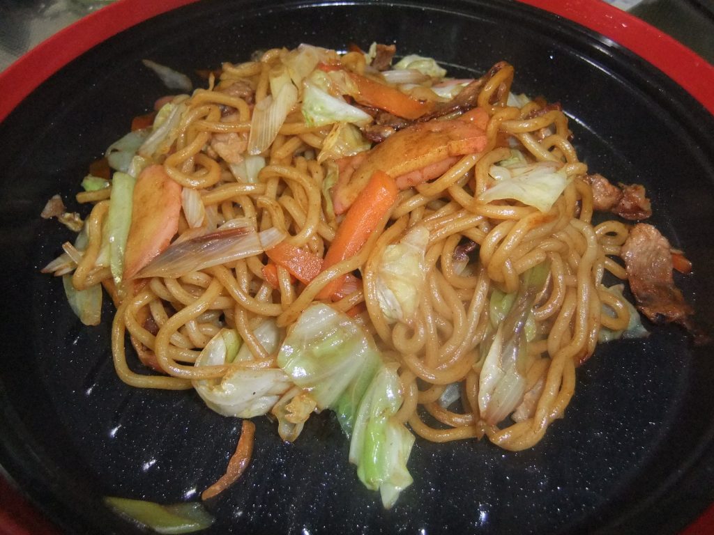 プレートに焼きそばがのっている写真