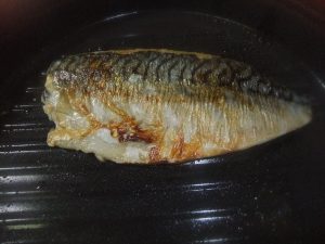 プレートにのっている塩サバの写真