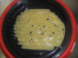 プレートに卵液がのっている写真。