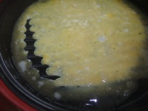 プレートの上に少し加熱された卵液がのっている写真。