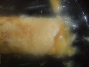 生焼けの卵焼きの写真。