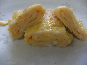 お皿に切った卵焼きがのっている写真。