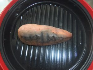 サツマイモの皮が焦げている写真