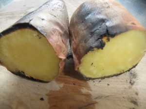 焼きいもを半分に切った写真