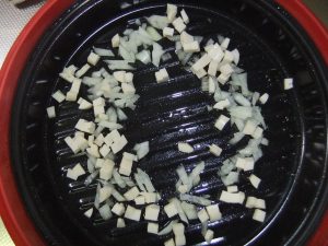 プレートにみじん切りにした、玉ねぎ・魚肉ソーセージがのっている写真