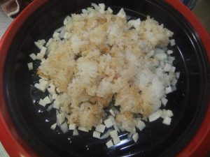 プレートにチャーハンの具材がのっている写真