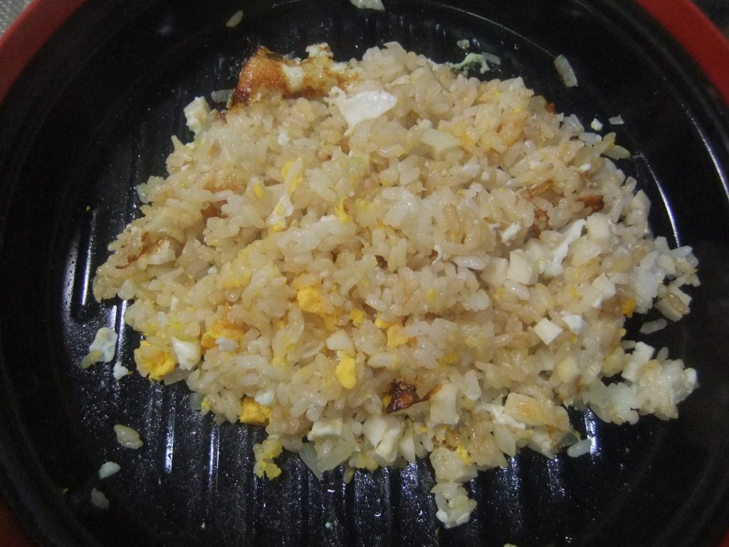 プレートにチャーハンがのっている写真