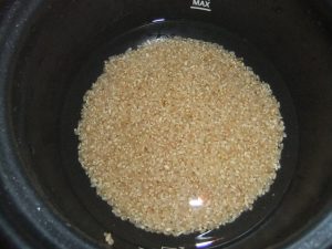 玄米を水に浸している写真