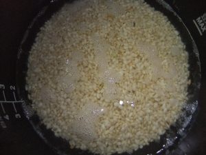 玄米を水に浸している写真