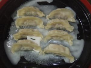 プレートに焼く前の餃子がのった写真