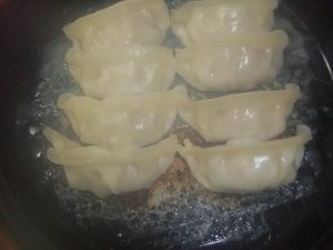 プレートに餃子がのっている写真