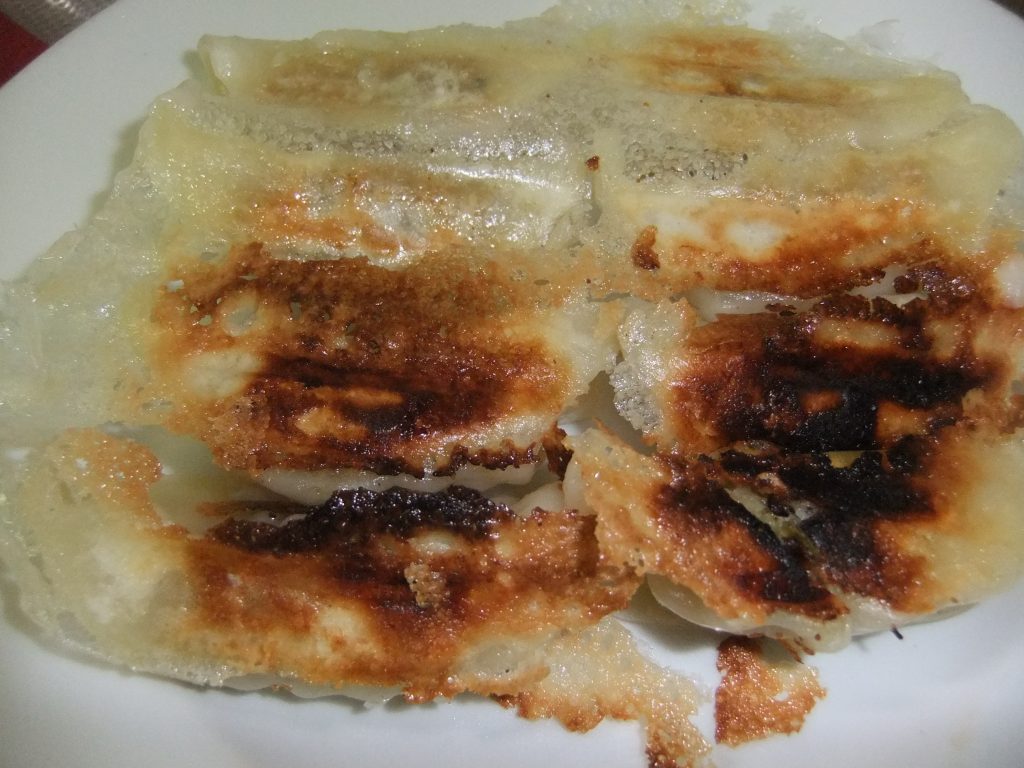 焦げ目のついた餃子の写真