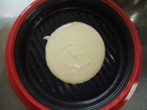 プレートにホットケーキの液がのっている写真