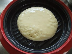 プレートでホットケーキを焼いている写真