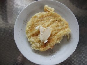 お皿に失敗したホットケーキがのっている写真