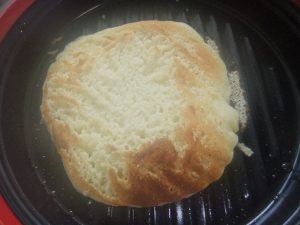 プレートに失敗したホットケーキがのっている写真