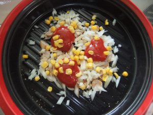 プレートにチキンライスの材料がのっている写真