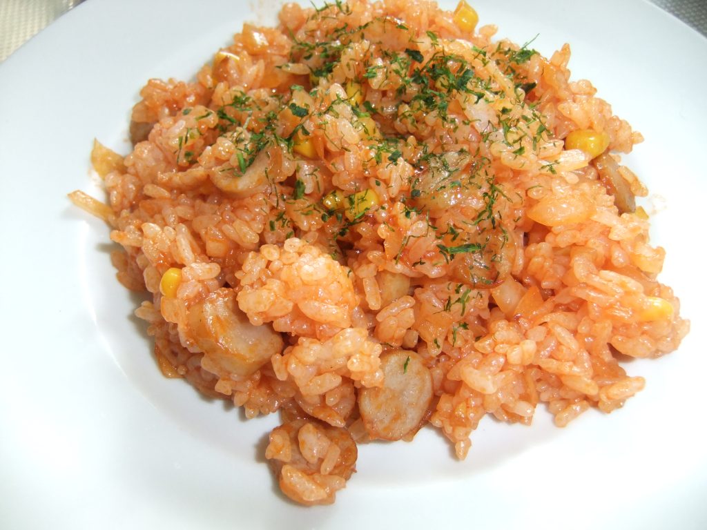 白いお皿にチキンライスがのっている写真