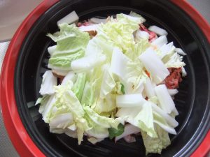 プレートに焼きうどんの材料がのっている写真