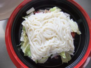 焼きうどんの材料がプレートにのってる写真