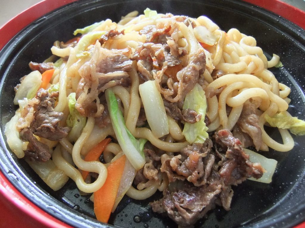 焼きうどんがプレートにのった写真