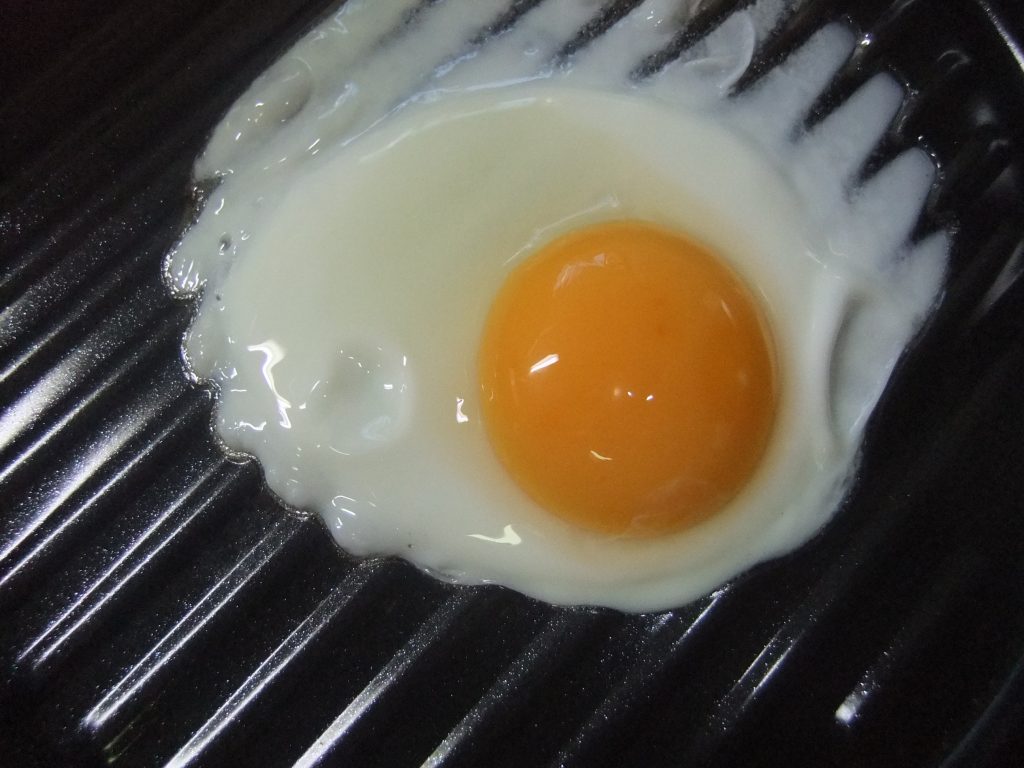 プレートにのった目玉焼きの写真
