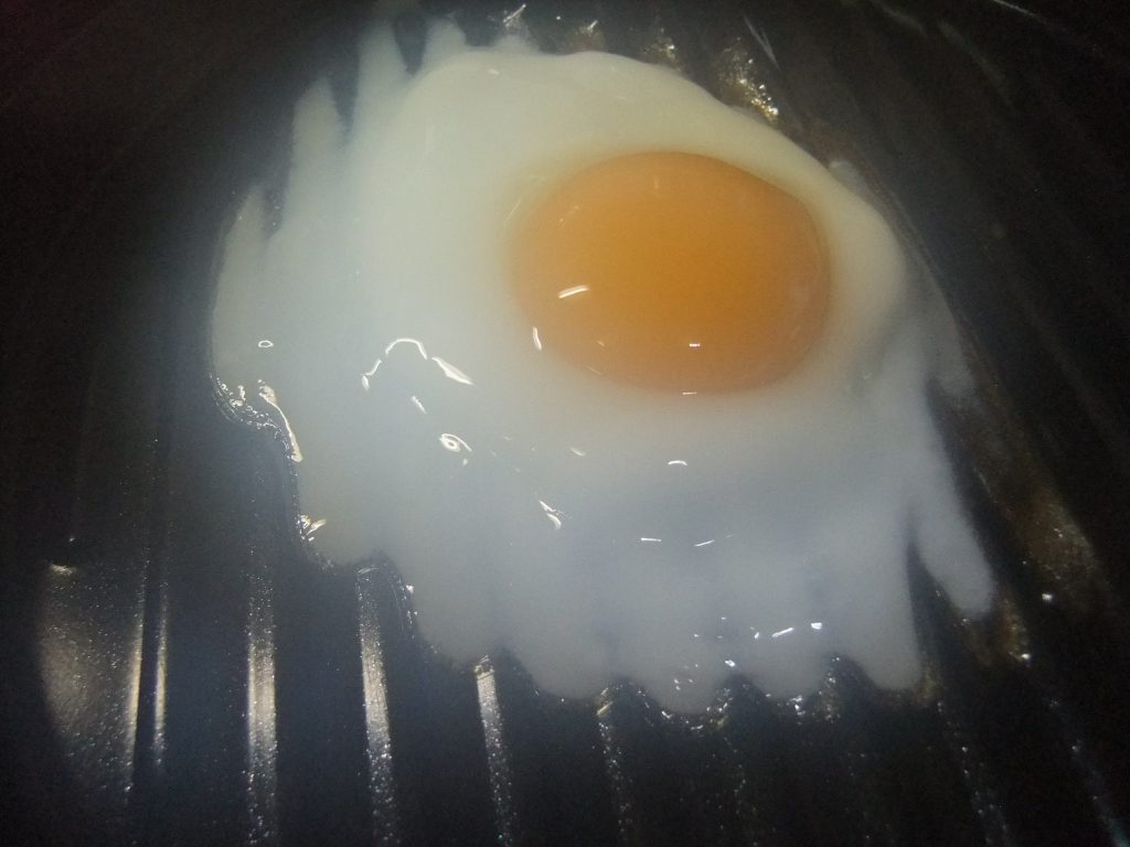 プレートにのっている目玉焼きの写真
