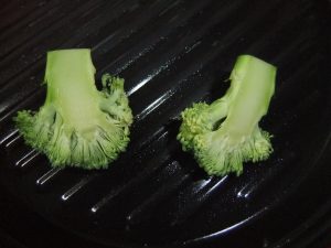 小房に切ったブロッコリーの写真