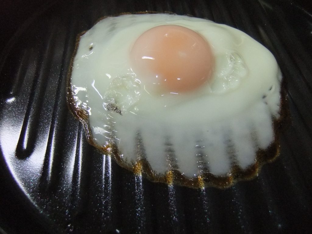プレートにのっている目玉焼きの写真
